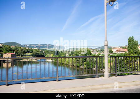 Le Viaduc de Millau, un pont à haubans qui enjambe la vallée du Tarn près de Millau dans le sud de la France. Pont le plus haut au monde. Banque D'Images