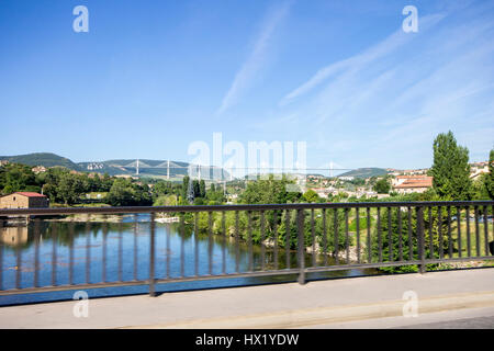 Le Viaduc de Millau, un pont à haubans qui enjambe la vallée du Tarn près de Millau dans le sud de la France. Pont le plus haut au monde. Banque D'Images