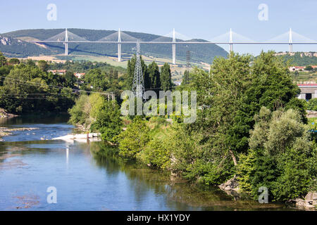 Le Viaduc de Millau, un pont à haubans qui enjambe la vallée du Tarn près de Millau dans le sud de la France. Pont le plus haut au monde. Banque D'Images