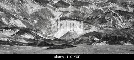 Noir et blanc photo panoramique af une chaîne de montagnes dans le parc national de Death, abstract natural background, USA. Banque D'Images