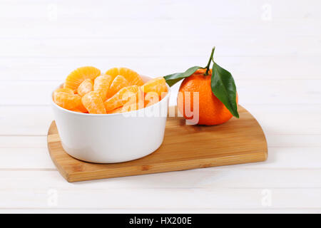 Ensemble de la mandarine mure avec des tranches de tomates pelées Banque D'Images