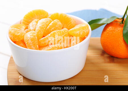 Ensemble de la mandarine mure avec des tranches de tomates pelées - close up Banque D'Images