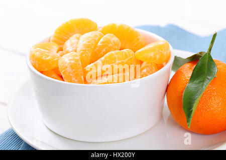 Ensemble de la mandarine mure avec des tranches de tomates pelées - close up Banque D'Images