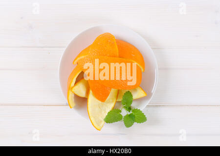 Assiette de peau d'orange sur fond blanc Banque D'Images