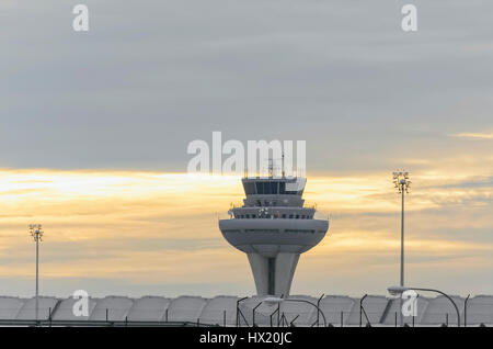 Adolfo Suarez l'aéroport. Tour de contrôle. Moment où le jour est à faire noir, à la fin de l'après-midi. Scène météo. Le coucher du soleil. Banque D'Images