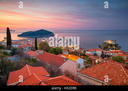Dubrovnik, Croatie. Belle romantique vieille ville de Dubrovnik pendant le lever du soleil. Banque D'Images