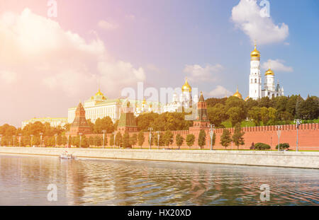 Le Grand Palais du Kremlin, la cathédrale de l'Archange Michaell et Ivan le Grand clocher, vue de la rivière Banque D'Images