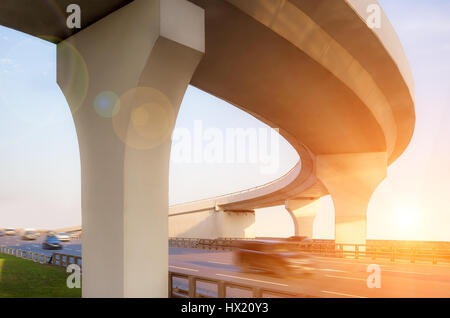 Vue de dessous d'un viaduc en béton avec effet lens-flare Banque D'Images