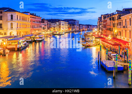 Venise, Italie. Grand Canal du pont du Rialto au crépuscule. Banque D'Images