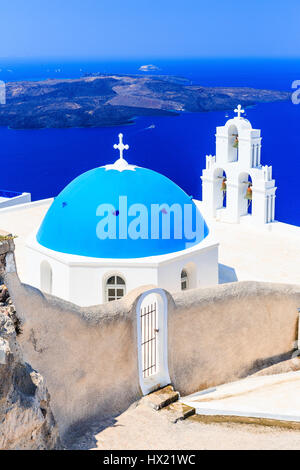 Santorin, Grèce. Eglise du dôme bleu dans Spirou St. Fira. Banque D'Images
