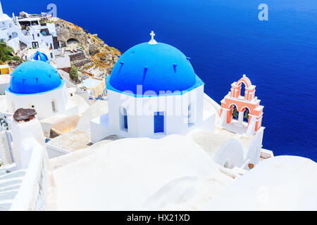 Santorin, Grèce. Eglise du dôme bleu sur le village d''Oia. Banque D'Images