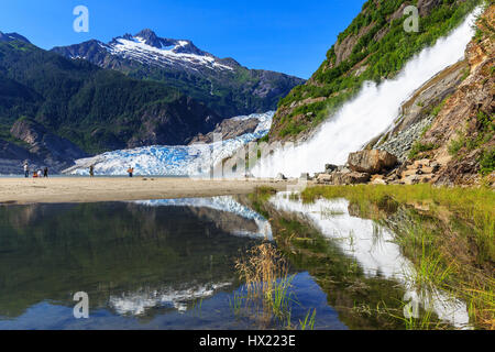 Juneau, Alaska. Vue du glacier de Mendenhall avec reflet dans le lac et cascade. Banque D'Images