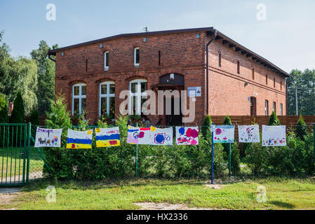 Salle commune pour les enfants de l'école dans Bozenkowo village près de la ville de Bydgoszcz en Pologne, voïvodie de Cujavie-Poméranie Banque D'Images