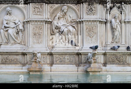 Fonte Gaia fontaine monumentale Square situé dans le Campo de Sienne, Italie Banque D'Images