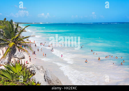 Vue de dessus de la mer des Caraïbes sous ciel bleu seascape tropical avec des gens s'amuser à la plage de Tulum, péninsule du Yucatan, Mexique Banque D'Images