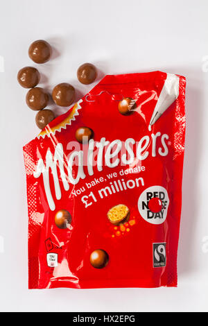 Paquet de Maltesers ouvert pour afficher contenu isolé sur fond blanc Banque D'Images