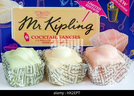 Fort de Mr Kipling fantaisies Cocktail avec des gâteaux retiré situé sur fond blanc - pina colada, mojito et daiquiri framboise saveurs Banque D'Images