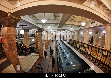 Photo fisheye de la station de métro Komsomolskaya à Moscou Banque D'Images