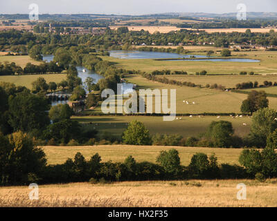 Culham dans la distance montrant la rivière et la vallée de Little Wittenham dans le Berkshire. Beauty Spot avec ciel bleu dans l'eau Banque D'Images