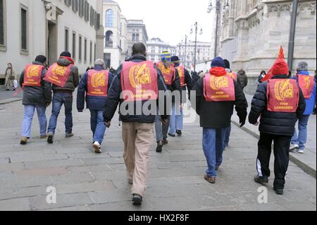 L'Italie, des métallurgistes grève déclenchée par le syndicat FIOM CGIL en défense de la direction nationale du contrat ; manifestation à Milan Banque D'Images