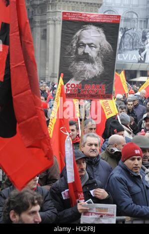 L'Italie, des métallurgistes grève déclenchée par le syndicat FIOM CGIL en défense de la direction nationale du contrat ; manifestation à Milan Banque D'Images