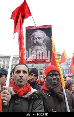 L'Italie, des métallurgistes grève déclenchée par le syndicat FIOM CGIL en défense de la direction nationale du contrat ; manifestation à Milan Banque D'Images