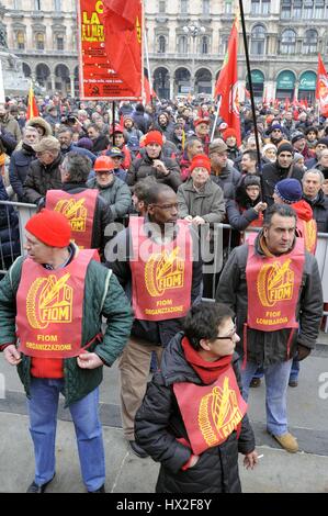 L'Italie, des métallurgistes grève déclenchée par le syndicat FIOM CGIL en défense de la direction nationale du contrat ; manifestation à Milan Banque D'Images