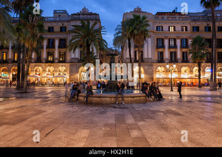 Fontaine sur Plaça Reial à Barcelone la nuit, place Royale dans le centre-ville historique, Barri Gotic (Quartier Gothique), Catalogne, Espagne Banque D'Images