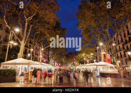 La Rambla (Las Ramblas) boulevard bordé d'arbres sorcière cafés la nuit à Barcelone, ville historique et principale rue piétonne, la promenade, la Catalogne, Espagne Banque D'Images