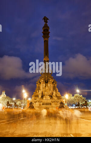 Espagne, Catalogne, Barcelone, monument à Christophe Colomb de nuit à Placa del Portal de la Pau, arrière, vue arrière (statue en face de la mer) Banque D'Images