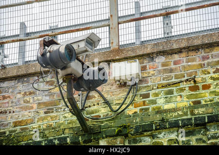 Une caméra de sécurité attaché à un mur de briques veille sur les gens de Shepherds Bush Market à Londres Banque D'Images