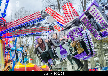 Un orbiteur roulez à une foire sur Shepherds Bush Green à Londres, Angleterre Banque D'Images