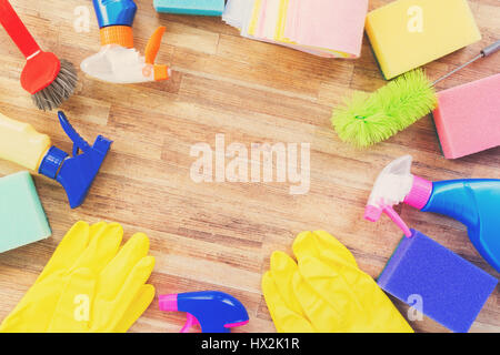 Le nettoyage de printemps concept - sprays colorés et de caoutchouc, châssis synonyme tons rétro Banque D'Images