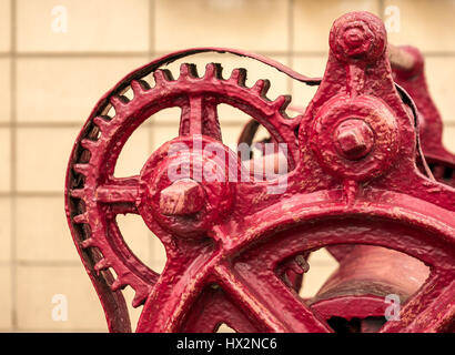 Close up detail de l'ancien pignon rouge rouille mécanisme à quai, Leith Harbour, Leith, Edinburgh, Ecosse, Royaume-Uni Banque D'Images