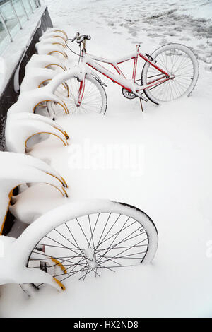 Stock Photo - Istanbul, Turquie - 7 janvier 2017 : le vol de vélo sur la neige à Kadikoy Istanbul. Banque D'Images