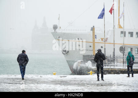 Stock Photo - Istanbul, Turquie - 7 janvier 2017 : Les gens regardent la pittoresque à Kadikoy en un jour de neige avec un transport public traditionnel sh Banque D'Images