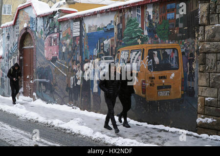 Stock Photo - Istanbul, Turquie - 7 janvier 2017 : une célèbre rue de Kadikoy Istanbul en un jour de neige avec un mignon smiling young couple et un beautifu Banque D'Images