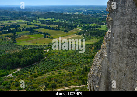 Le haut de la colline médiévale village des Baux de Provence, en Provence, France. La bauxite a été découverte ici. Banque D'Images