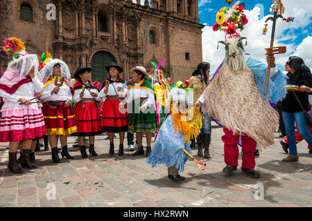Cuzco, Pérou - 25 décembre 2013 : Gens portant des vêtements traditionnels et des masques dansant le Huaylia dans le jour de Noël en face de la cathédrale de Cuzco Banque D'Images