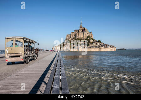 Mont Saint-Michel (Saint Michael's Mount), Normandie, nord-ouest de la France : equinoxial tide Banque D'Images