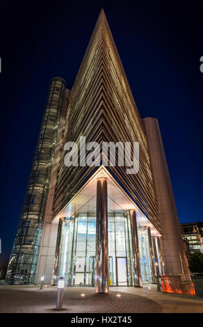 La photographie de nuit à Leeds avec beaucoup d'immeubles de grande hauteur Banque D'Images