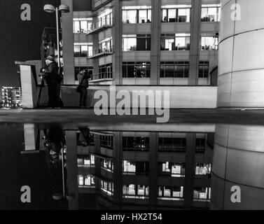 La photographie de nuit à Leeds avec beaucoup d'immeubles de grande hauteur Banque D'Images