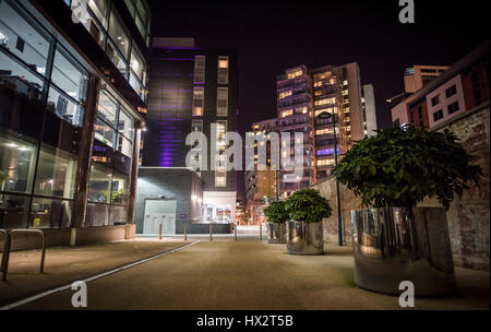 La photographie de nuit à Leeds avec beaucoup d'immeubles de grande hauteur Banque D'Images