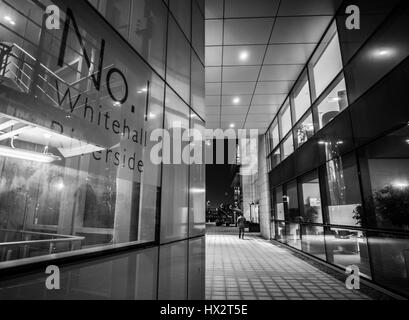 La photographie de nuit à Leeds avec beaucoup d'immeubles de grande hauteur Banque D'Images