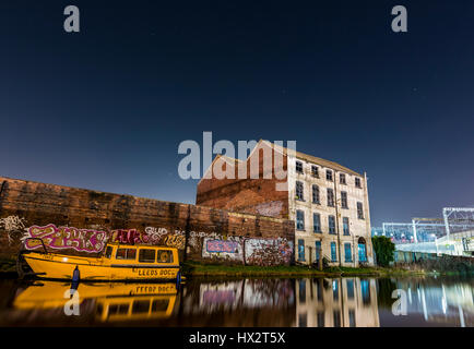 La photographie de nuit à Leeds avec beaucoup d'immeubles de grande hauteur Banque D'Images