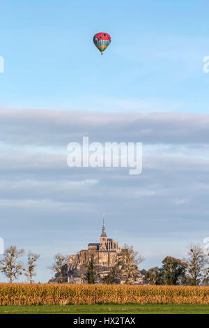 Mont Saint-Michel (Saint Michael's Mount), Normandie, nord-ouest de la France : montgolfière survolant le mont Banque D'Images