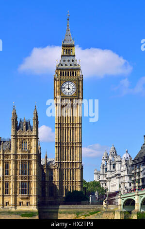 Londres, Angleterre, Royaume-Uni. Big Ben / le Tour d'Elizabeth. Vu de la rive sud de la Tamise Banque D'Images