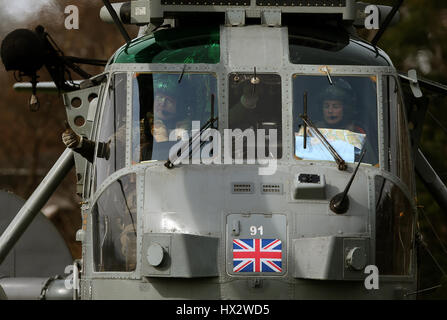 Lt Cdr Andy Murray (à gauche), volant un Sea King MK7, vous arrêtant pour voir un hélicoptère de la Marine royale ancien converti à sa nouvelle base sur le secteur des wigwams ferme dans Thornhill comme ils ont volé en direction nord pour participer à un exercice d'entraînement. Banque D'Images