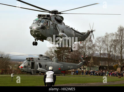 Lt Cdr Andy Murray battant un Sea King MK7, vous arrêtant pour voir un hélicoptère de la Marine royale ancien converti à sa nouvelle base sur le secteur des wigwams ferme dans Thornhill comme ils ont volé en direction nord pour participer à un exercice d'entraînement. Banque D'Images