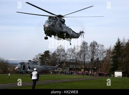 Lt Cdr Andy Murray battant un Sea King MK7, vous arrêtant pour voir un hélicoptère de la Marine royale ancien converti à sa nouvelle base sur le secteur des wigwams ferme dans Thornhill comme ils ont volé en direction nord pour participer à un exercice d'entraînement. Banque D'Images